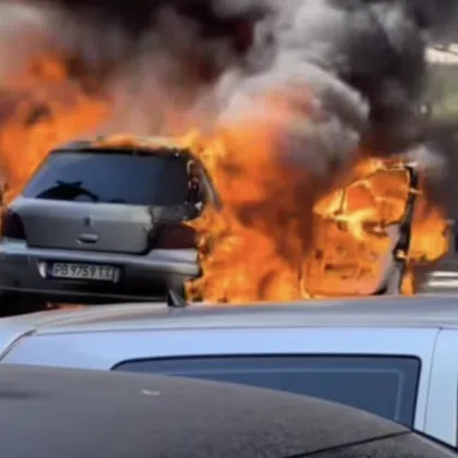 Автомобил пламна в Пловдив ВИДЕО