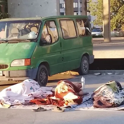 &bdquo;Хотел под звездите" в Пазарджик: Паркинг се превърна в импровизиран лагер