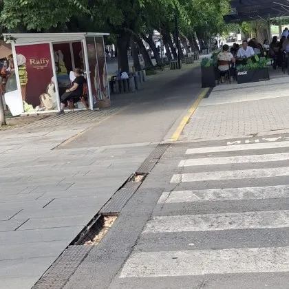Крачка встрани и си вътре: Опасна решетка дебне пешеходци в Стара Загора