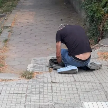 Мъж в "зомби поза" край детска площадка притесни пловдивчани ВИДЕО