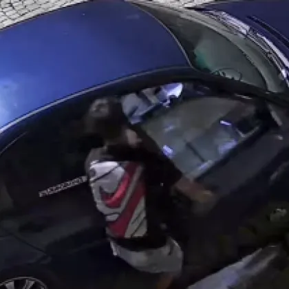 "Рови, все едно куфар с пари ще намери": Мъж претърси чужда кола в Ямбол ВИДЕО