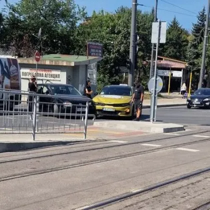 Такси и кола се сблъскаха в София СНИМКА