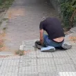 Мъж в "зомби поза" край детска площадка притесни пловдивчани ВИДЕО