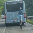 Опасно изпълнение: Дете кара тротинетка на една гума зад автобус СНИМКА
