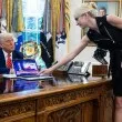 Жената, която не се отделя от Тръмп: Коя е Натали Харп и избухва ли скандал заради нея?