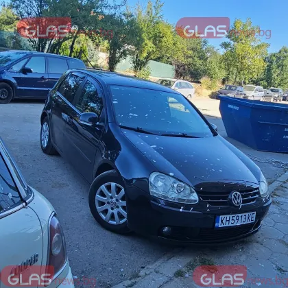 Санираха блока, &bdquo;санираха" и колите: автомобили осъмнаха в мазилка в Бобов дол