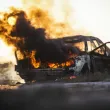 Автомобил се заби в бетонно съоръжение и се запали в Хасковско