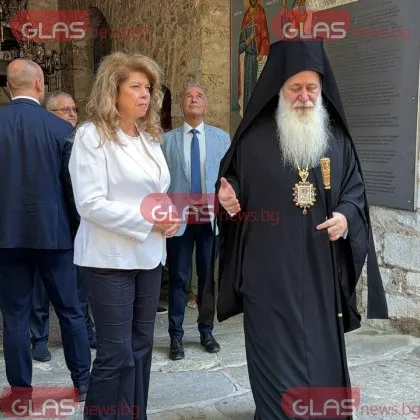 Спряха опашката за чудотворната икона в Бачково заради Йотова, десетки чакаха в 38-градусовата жега