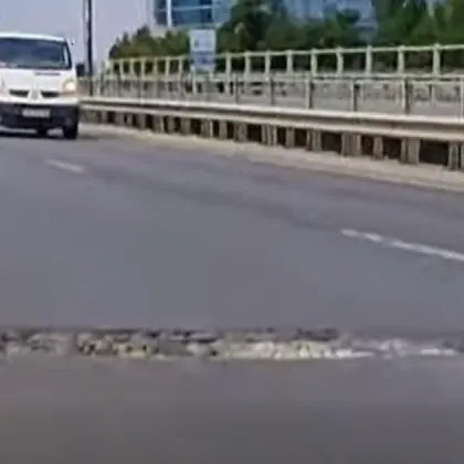 Дупка на мост в София стои с години. Водач: На някой ще му останат сливиците там ВИДЕО