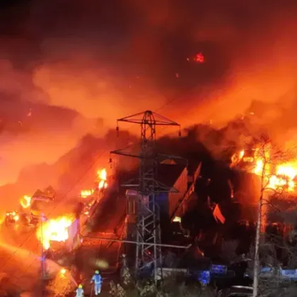 Пожар изпепели 140 коли край летище "Гетуик"