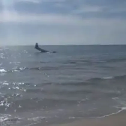 Приводниха самолет на метри от плаж ВИДЕО