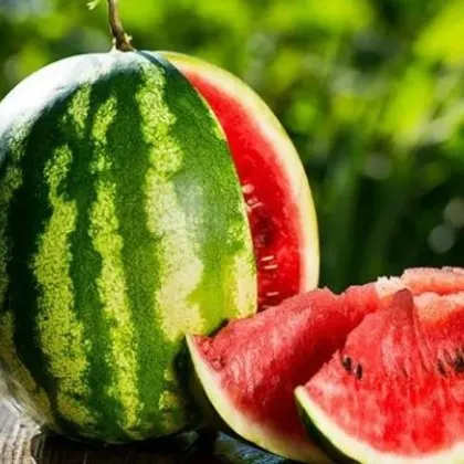 Продавач заби диня в главата на клиент