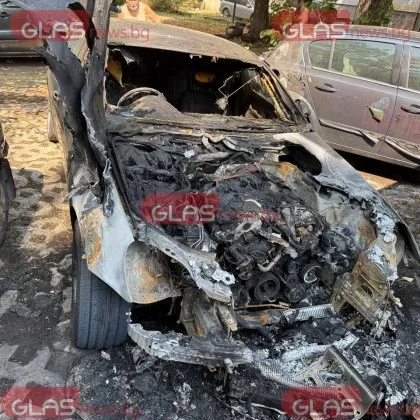 Силен гърмеж събуди Пловдив, минути по-късно пламнаха шест коли ВИДЕО