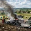 Изтребител се разби в Унгария, пилотът насочи машината далеч от хора и се катапултира