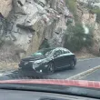 Кола се заби в паднали скали в Кресненското дефиле ВИДЕО
