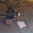 Младежи изкъртиха пейка от столичен тротоар, прибраха си я ВИДЕА
