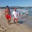 Момче, днес ти си героят! Спасител във Варна вади хора от морето един след друг
