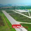 Пиян пътник счупи стъкло на самолет и блокира полет за Братислава