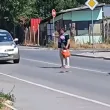 Змия пресече улица във Варна под необичайна охрана ВИДЕО