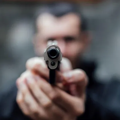 По време на изпитателен срок: 27-годишен заплаши мъж с пистолет в София