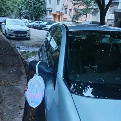 "Като пречиш, получаваш подаръци": Окичиха автомобил с торби в Плевен СНИМКИ
