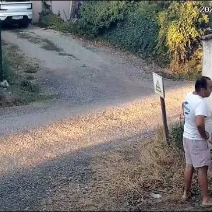 Мъж наднича в частен имот в софийско село, камера го засне СНИМКИ