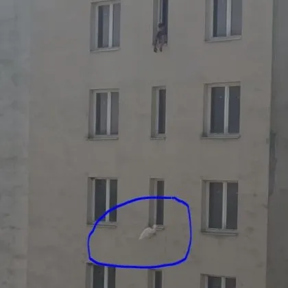 "Внимавайте!" Хвърлят чували от висок блок в София ВИДЕО+СНИМКИ