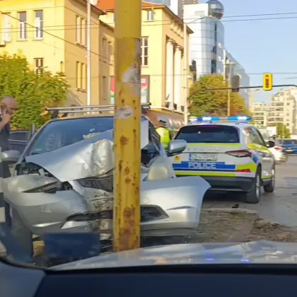 Две коли се сблъскаха на оживено кръстовище в София, едната се заби в стълб СНИМКИ