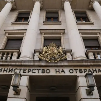 Разследване за злоупотреби във военното министерство: Отстраниха ключов служител