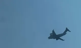 Военен самолет кацна в Бургас и предизвика въпроси