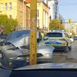Две коли се сблъскаха на оживено кръстовище в София, едната се заби в стълб СНИМКИ