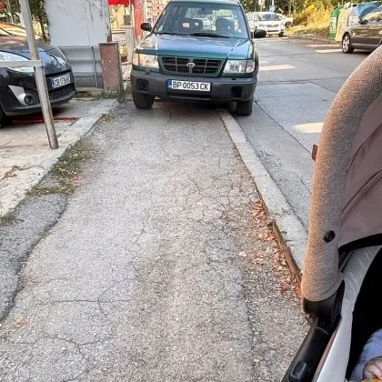 &bdquo;Ей така!": Джип превзе тротоар в &bdquo;Младост", майка с количка търси откъде да мине