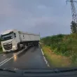 Като бариера на пътя: Два тира поднесоха на мокър път, блокирайки насрещното движение ВИДЕО