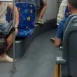 Водач на автобус отказа да качи младежи с велосипеди, жена ги защити