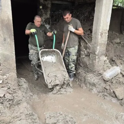 Три дни след потопа: Военни още вадят Струмяни от калта СНИМКИ