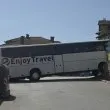 Автобус заклещи улица до Царевец: Туристическият гигант не успя да вземе завоя