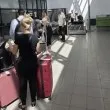 Хаос на летище &bdquo;Васил Левски": Пътници сами мъкнат куфарите