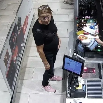 Пари изпаднаха от джоба на жена в Русе, непознат ги пази, за да ѝ ги върне