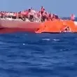 Обърна се ферибот с 270 души на борда ВИДЕО
