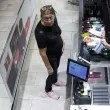 Пари изпаднаха от джоба на жена в Русе, непознат ги пази, за да ѝ ги върне