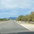 Пазете мотористите, те сами не могат: джигит профуча през аварийната лента ВИДЕО