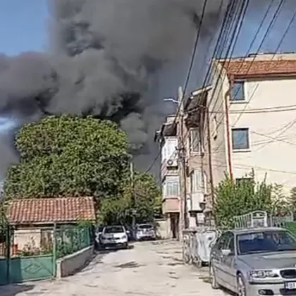 Голям пожар избухна в Свищов! Горят складове СНИМКА и ВИДЕО