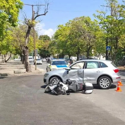 Катастрофа пред Текстилната гимназия в Благоевград: Моторист се удари в автомобил