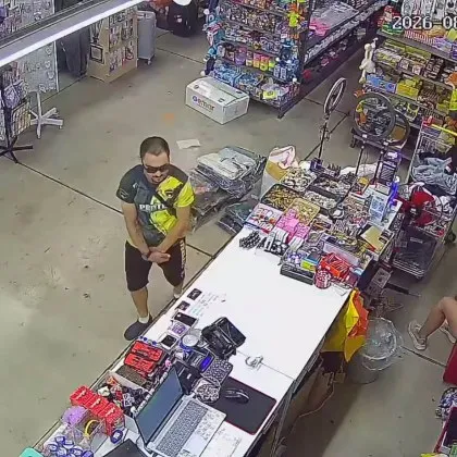 &bdquo;С какъв акъл, навсякъде има камери!": Търсят мъж, изиграл служителка в магазин за 25 евро ВИДЕО+СНИМКИ