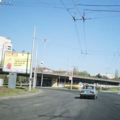 Затруднено движение в София: Камион скъса жица на тролеите на Площада на авиацията