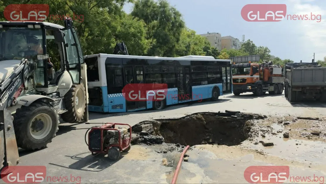 Автобус пропадна в огромна яма на пловдивски булевард СНИМКИ и ВИДЕО