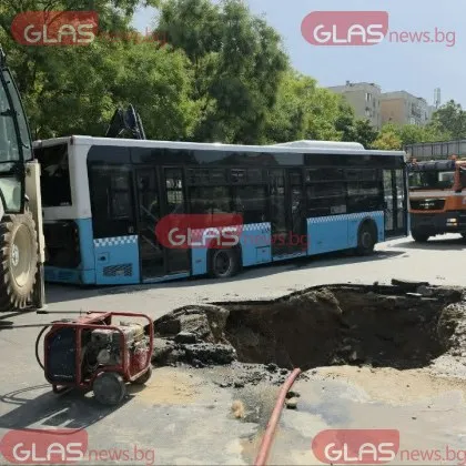 Автобус пропадна в огромна яма на пловдивски булевард