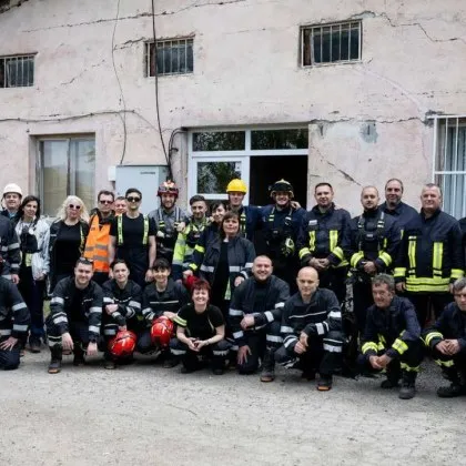 Доброволците от &bdquo;Пловдив 112" с практическа демонстрация пред Община Пловдив