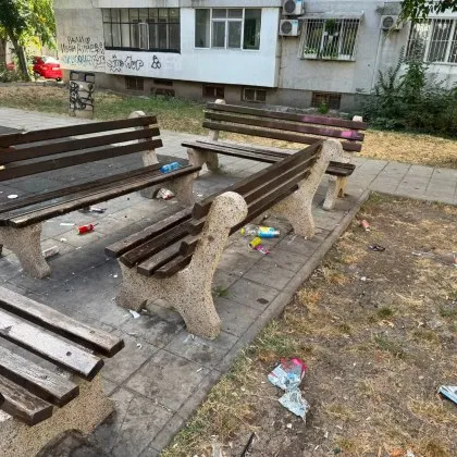 "Един метър до коша е твърде далеч": Междублокова зона в Бургас потъна в боклуци