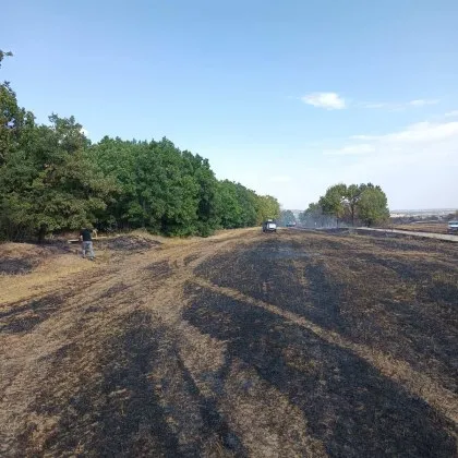 Пожар е избухнал днес край АМ "Тракия", пламъците стигнаха и до село СНИМКИ